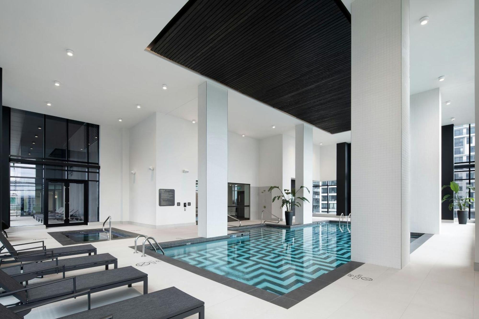 Honeyrose Hotel, Montreal, A Tribute Portfolio Hotel Екстер'єр фото The swimming pool at the hotel